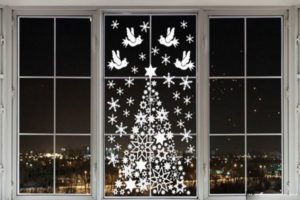 Оригинальные идеи украшения окон на Новый Год: простые шаблоны и трафареты снежинок, вытынанок, вырезалок