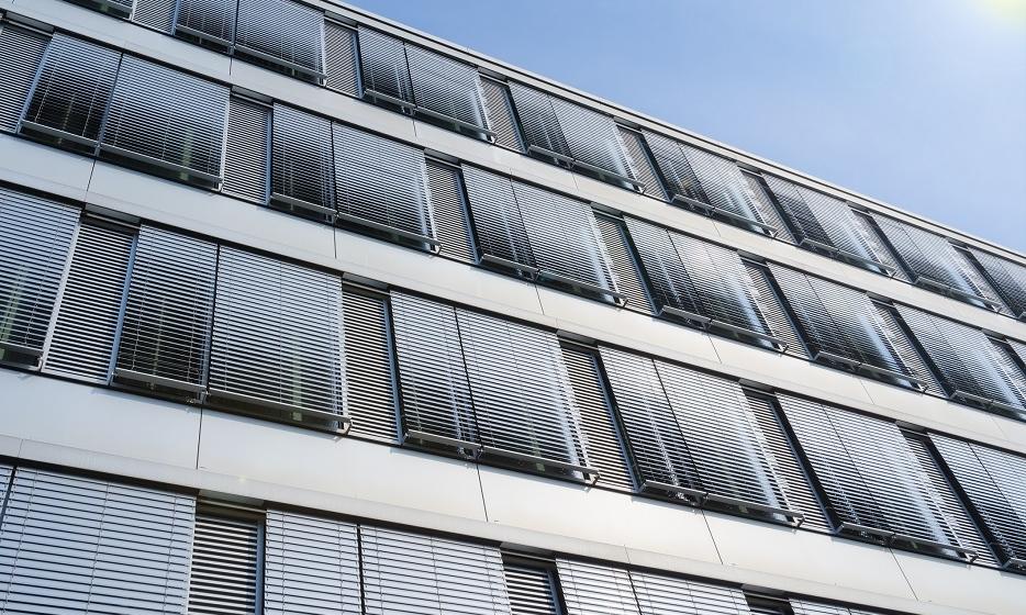 Как наружные жалюзи влияют на комфорт людей в помещении?