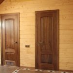 Белгілі бір саңылауда есік жақтауын құрастырудың және орнатудың бірнеше жолы