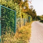 Заборы с экранирующими секциями: создание приватности и комфорта на участке