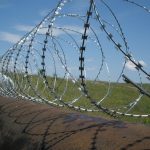 Использование колючей проволоки «Егоза»: где применяется, как монтировать и почему она эффективна